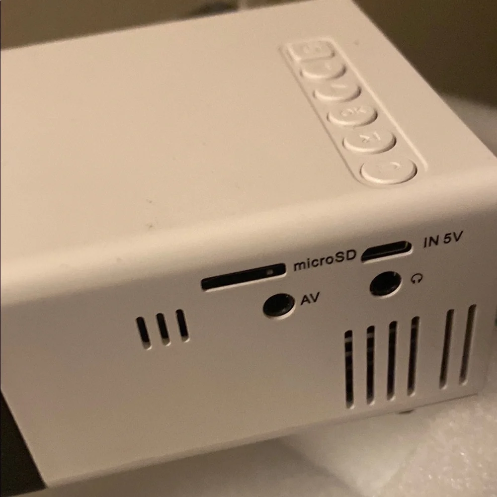 Mini Projector with Remote - Picture 5 of 8